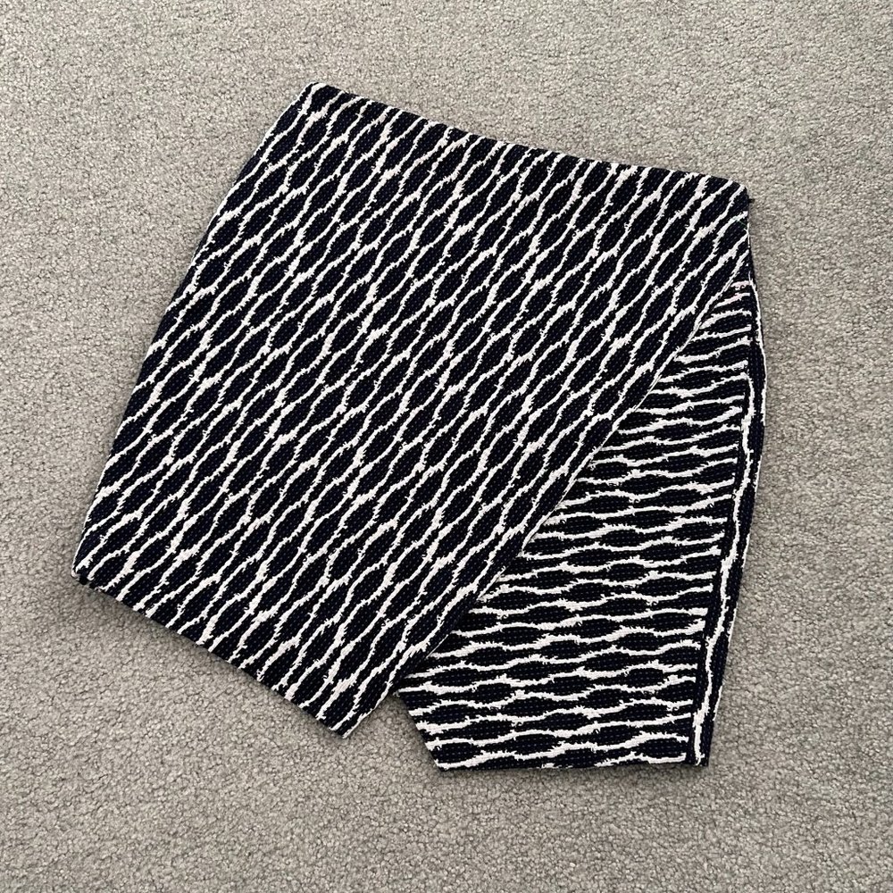 - ANN TAYLOR LOFT Faux Wrap Printer Blue and White MEDIUM   - B482